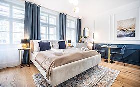 Beautifully Renovated Apartments At Lesser Town
