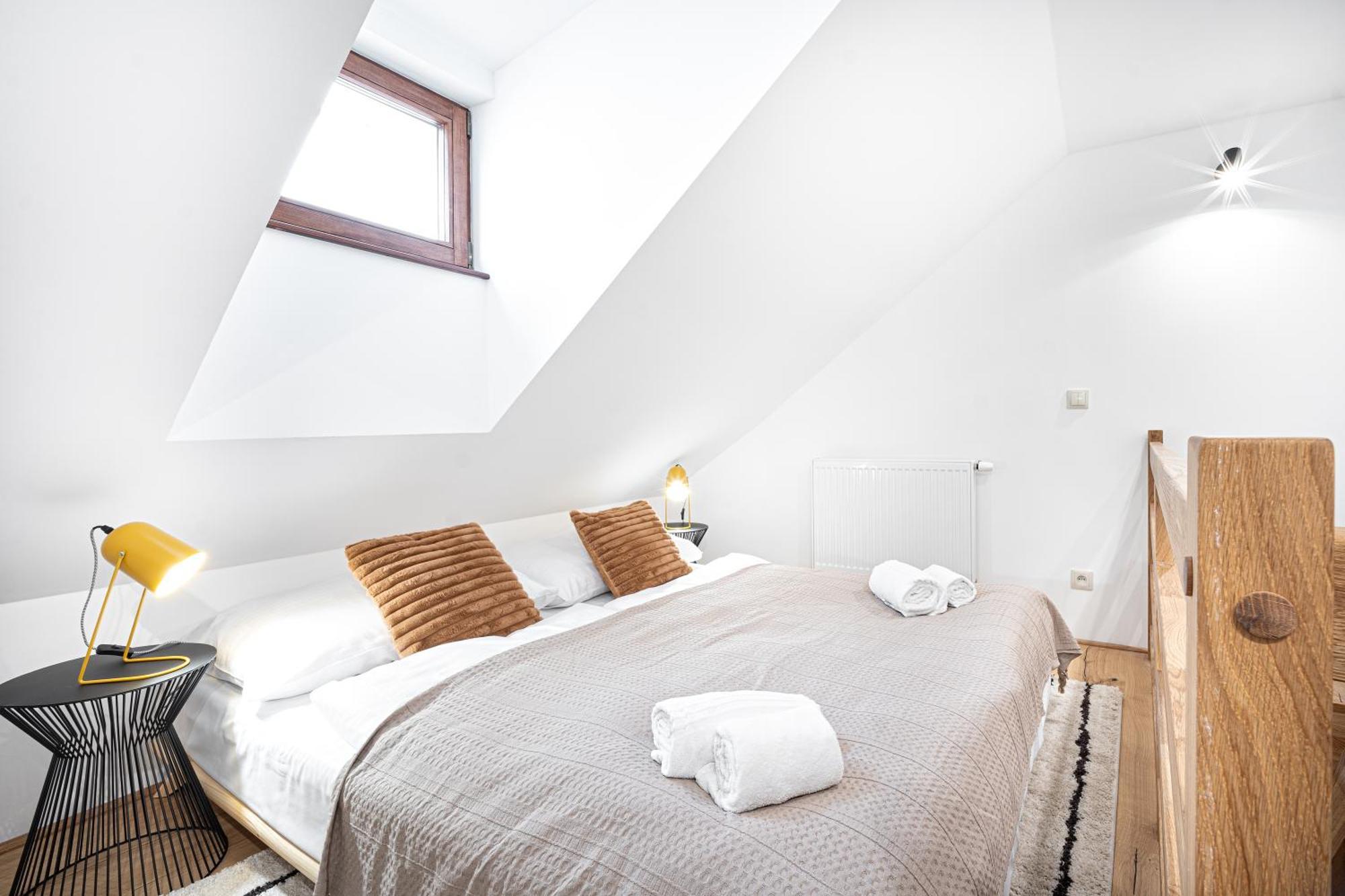 Beautifully Renovated Apartments At Lesser Town Prag Exterior foto